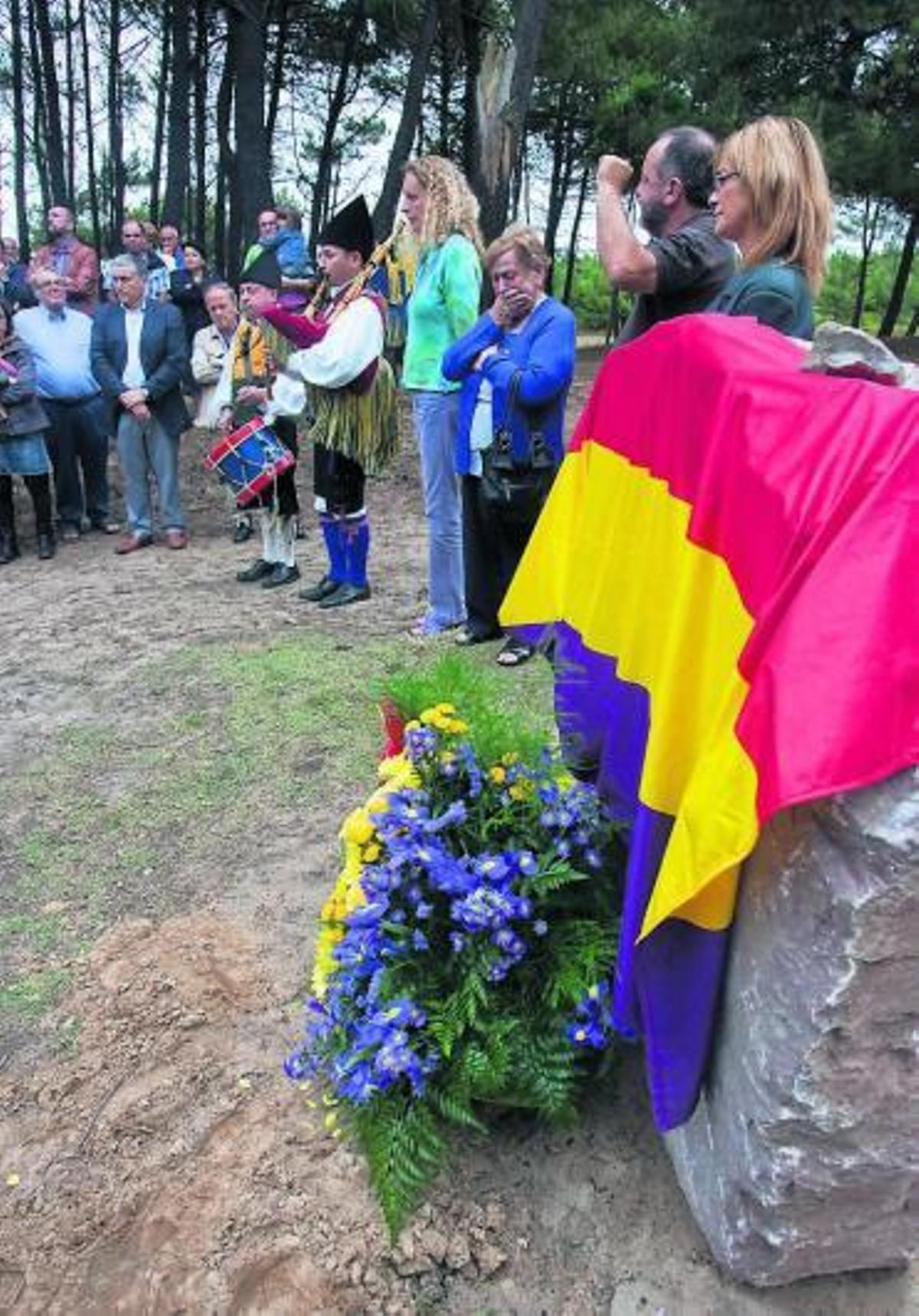 Asistentes al acto en la fosa común del Pinar de Salinas.