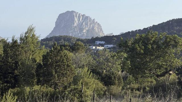 Perspectiva desde la que es Vedrà parece una montaña. / X.P.