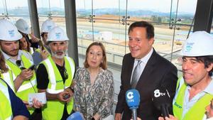 Pastor, Varela y Manrique, en una improvisada rueda de prensa, en la torre de control de las esclusas del Canal.