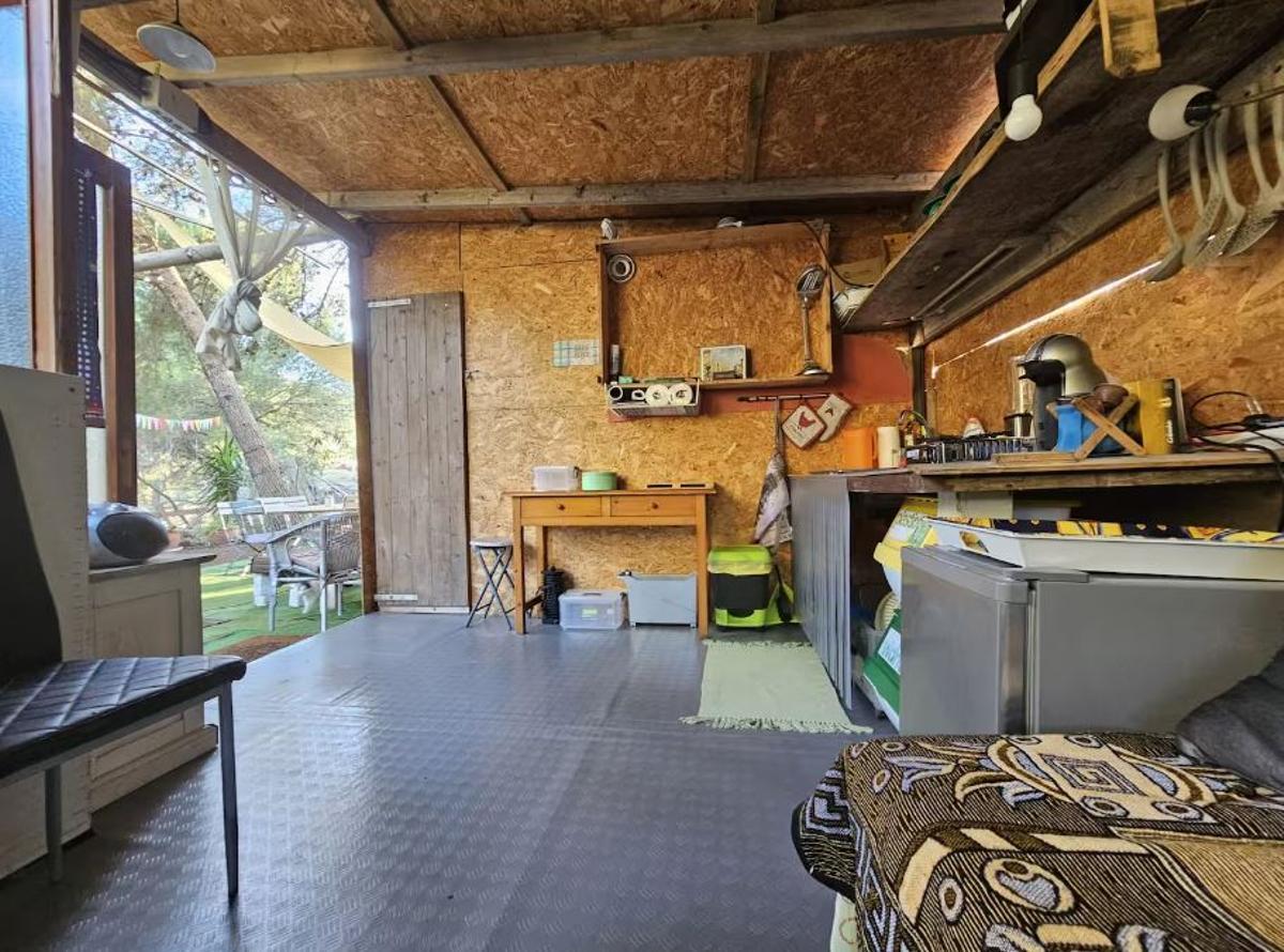 Galería: Alquilan una casa de madera en el bosque como vivienda turística en Ibiza
