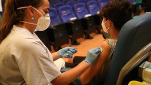 Una sanitaria, tras vacunar a un menor contra el coronavirus con una dosis de Pfizer en Madrid, en agosto pasado.