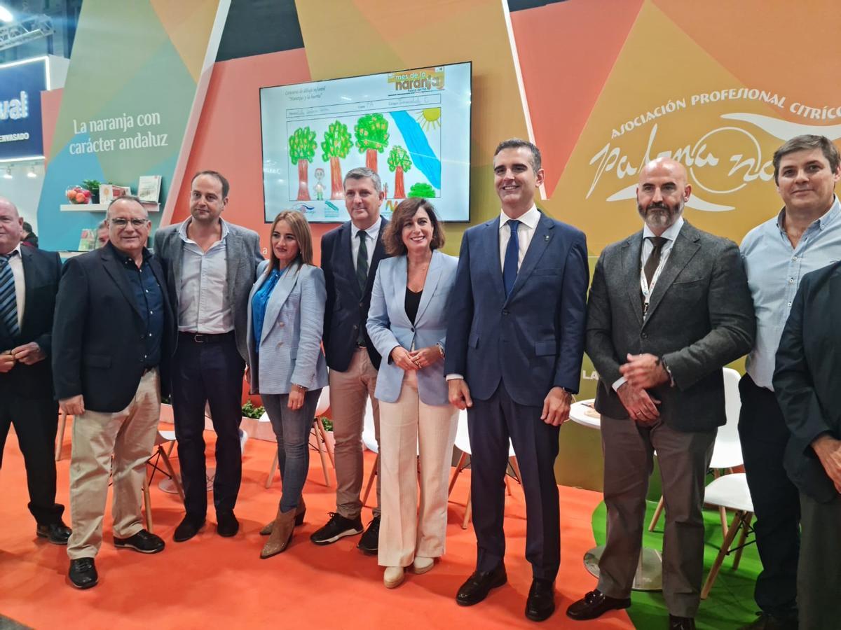 La alcaldesa, con el delegado y el consejero de Agricultura y algunos empresarios.