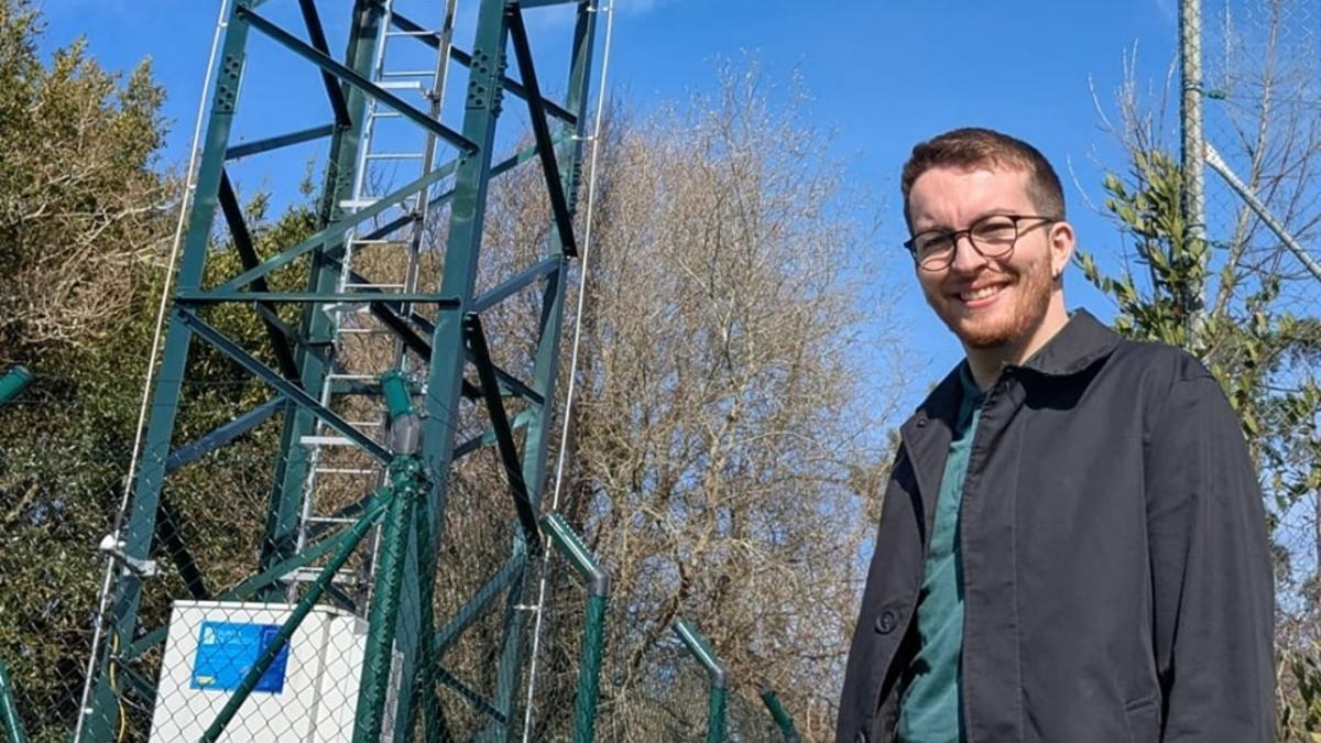 Anxo Núñez na torre de telefonía móbil de Piñeira
