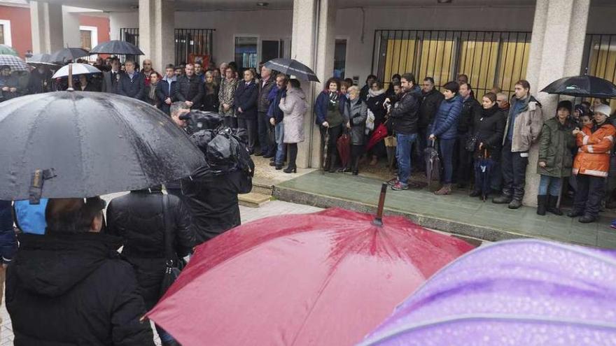 Galicia condena con &quot;consternación&quot; el asesinato  |  Numerosos vecinos se concentraron ayer en Becerreá, como muestra la fotografía superior, para condenar el crimen. El concello lucense decretó tres días de luto oficial y el alcalde, Manuel Martínez, mostró su &quot;solidaridad&quot; con la familia ante un &quot;acto reprobable&quot;. Imágenes similares se repitieron en localidades de toda Galicia. En Santiago, la Xunta convocó un acto de repulsa al que asistió el presidente Feijóo y todos los conselleiros. La secretaria xeral de Igualdade, Susana López Abella, mostró la &quot;consternación&quot; de la Xunta ante la violencia de género.