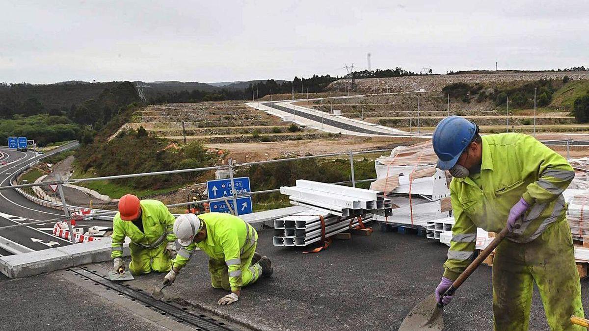 Operarios en las obras de acceso al polígono industrial de Morás, en Arteixo.