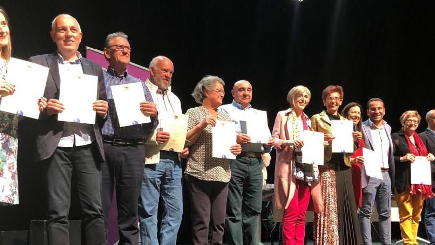 Recogida de diplomas durante el acto