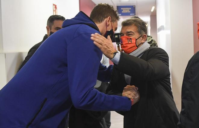 Pau Gasol, nuevo jugador del Barça, se abrazó con el presidente, Joan Laporta