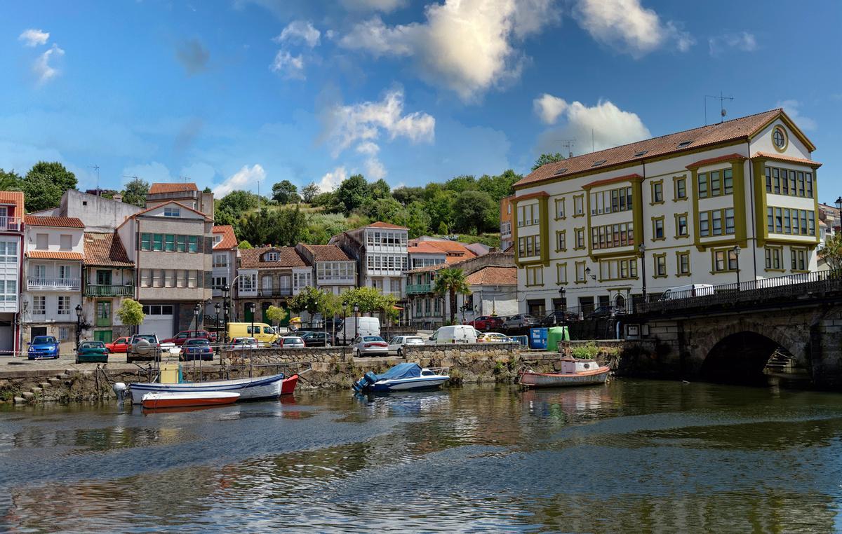 Paisaje urbano de Betanzos junto al río Mandeo, en Galicia