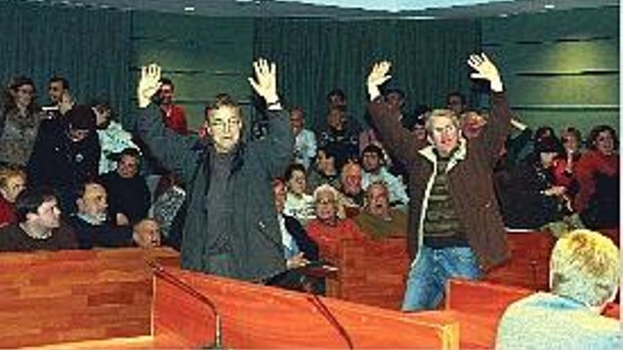 protesta. Miembros del AMPA abandonan el pleno con las manos en alto.