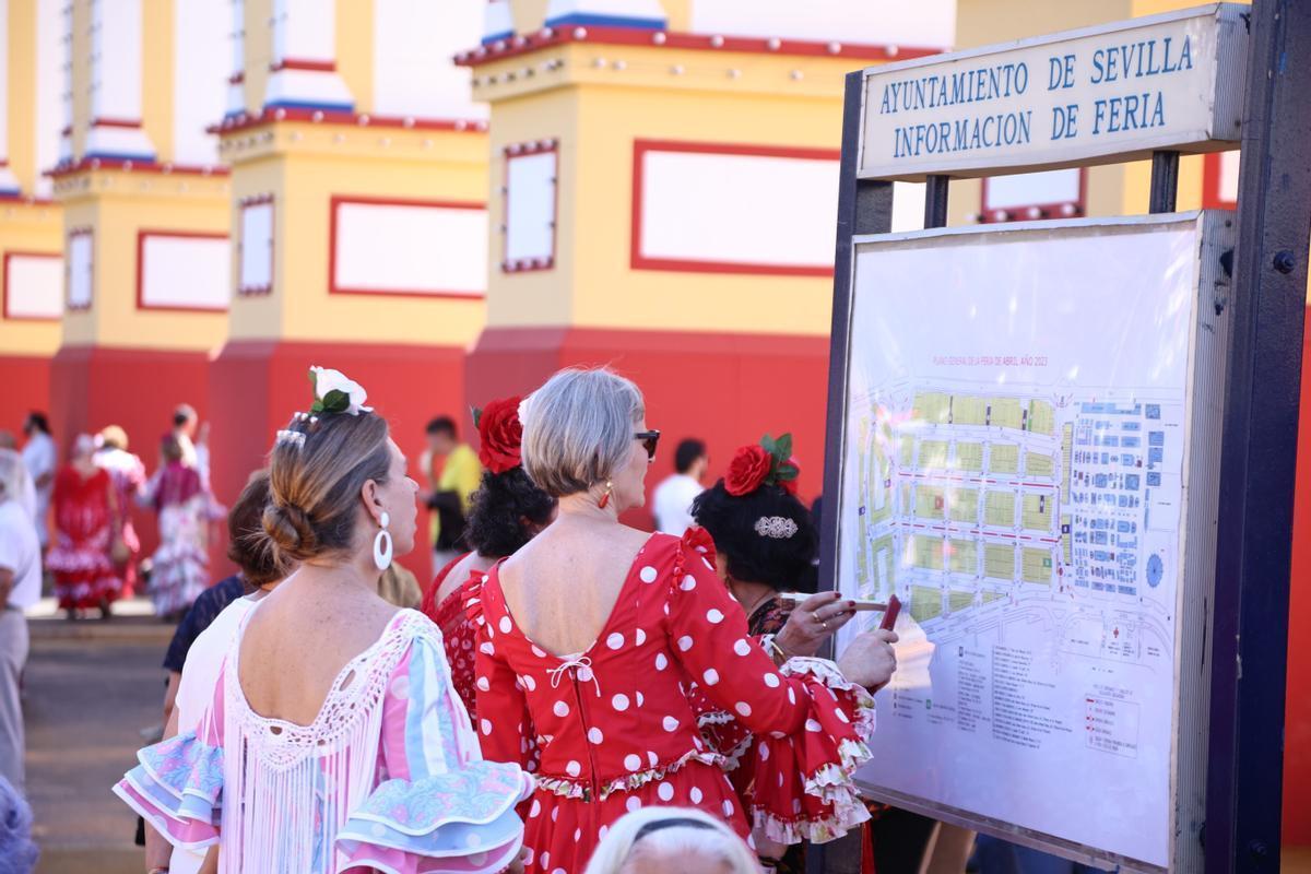 Gitanas en la Feria de Sevilla consultan el mapa del Real