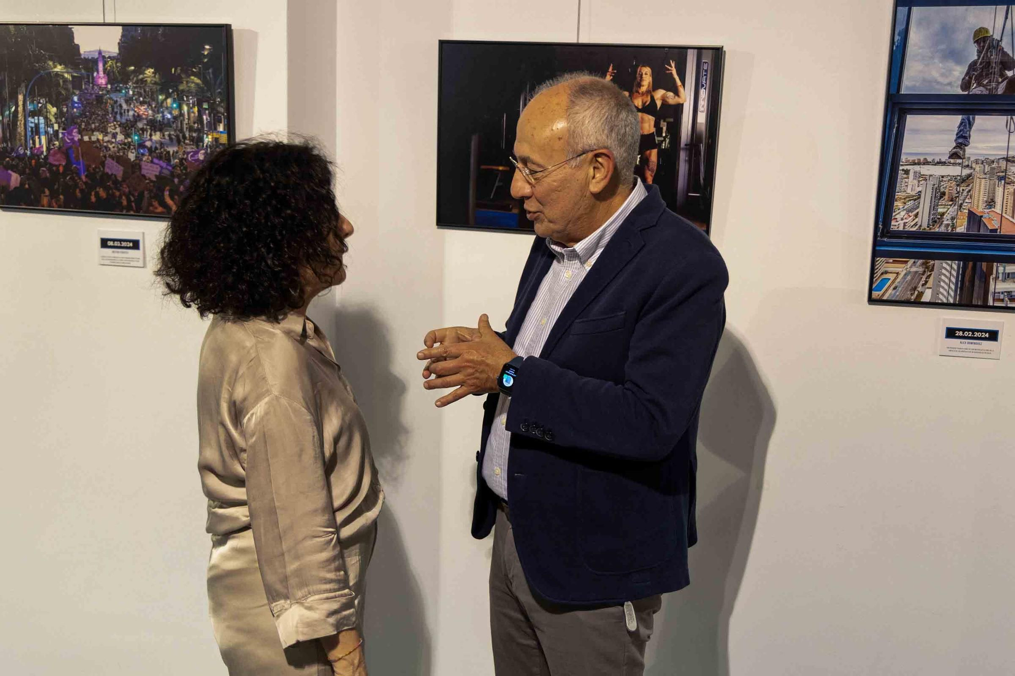 lleno total en la inauguración de INFotoperiodistas 2024,. un año de fotografía de prensa en Alicante