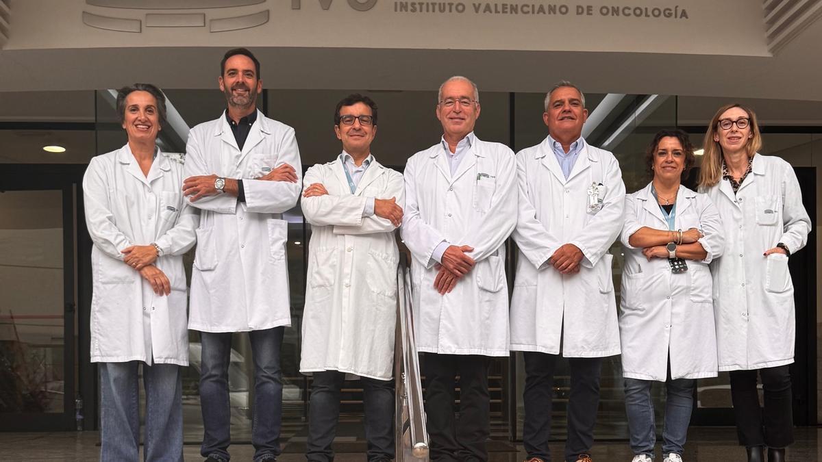 Los Dres. Oliete, Gavilá, Guerrero, Fuster, Santos, Mengual y Ferrer, a las puertas del IVO.