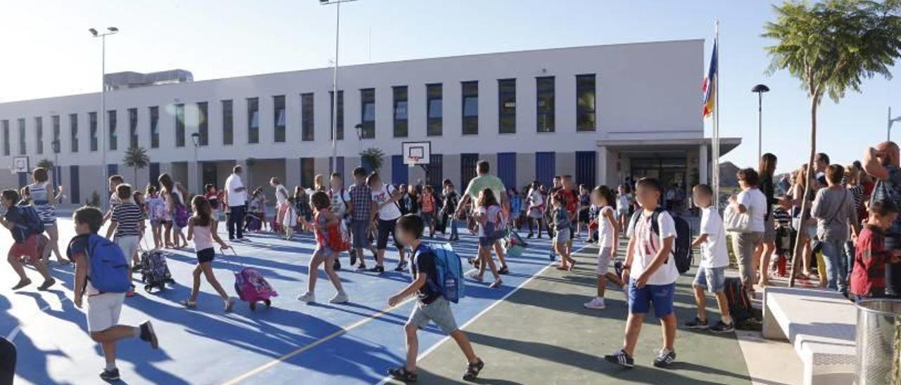 Los alumnos del colegio Evarist Calatayud de Montserrat, al acceder el primer día de clase a las nuevas instalaciones.