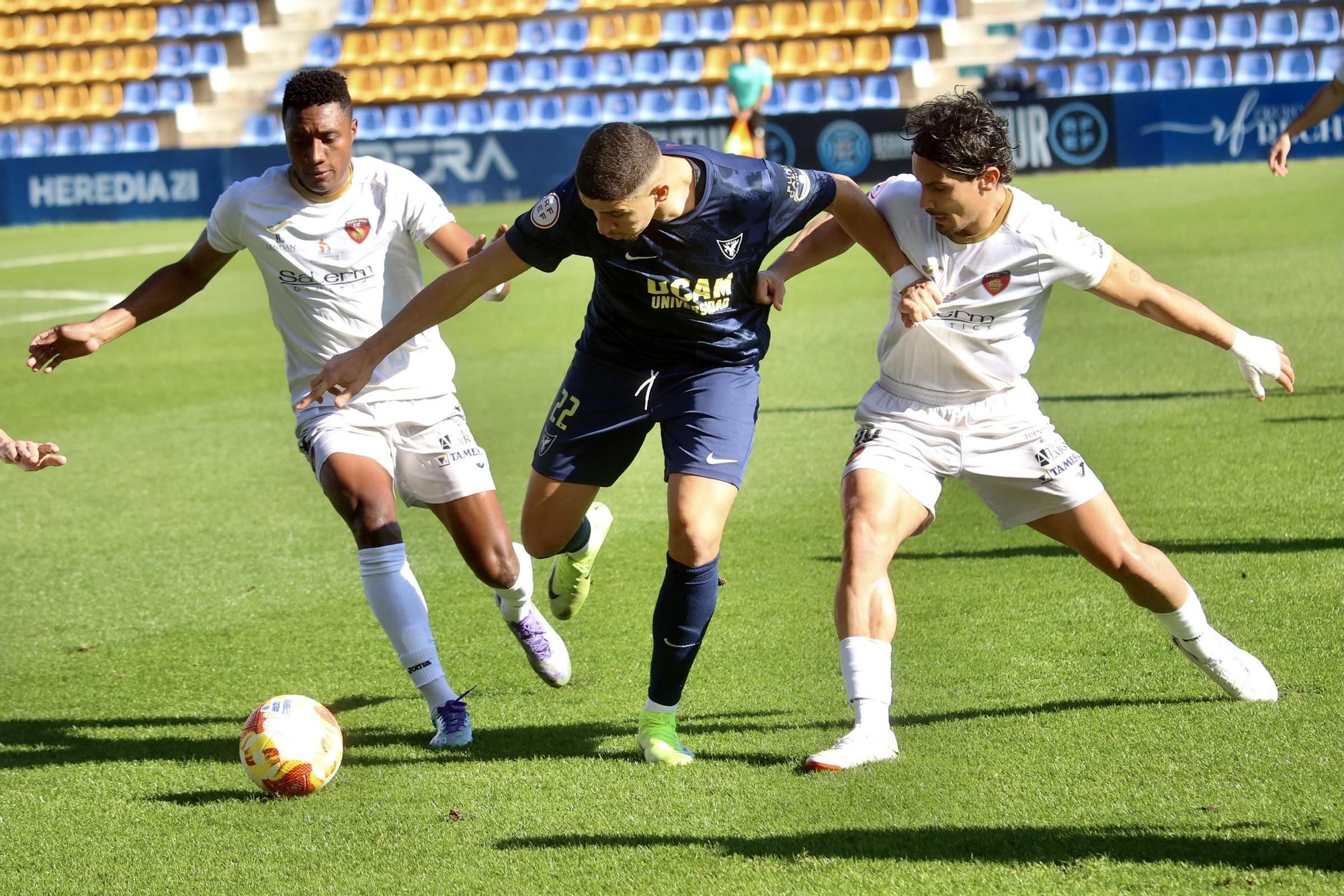 El UCAM Murcia CF contra el Puente Genil en fotos