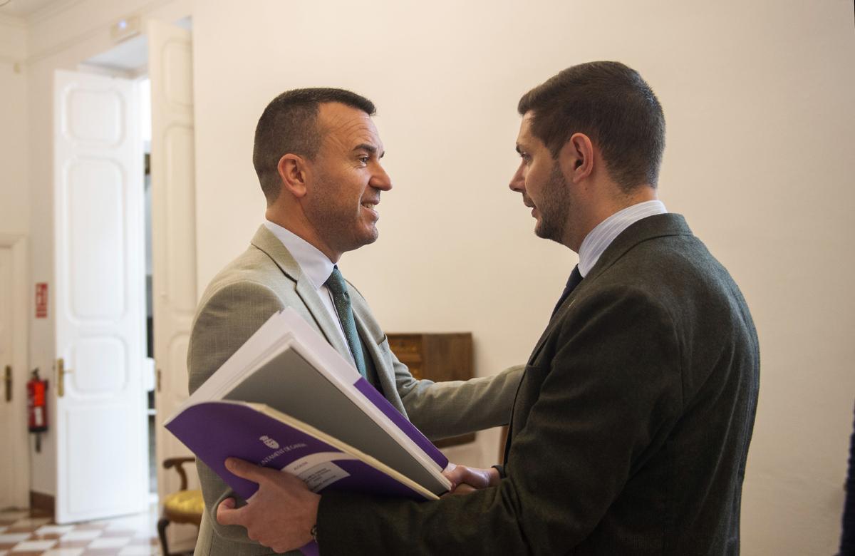 El presidente Mompó saluda al alcalde Prieto a su llegada a la sede de la diputación.