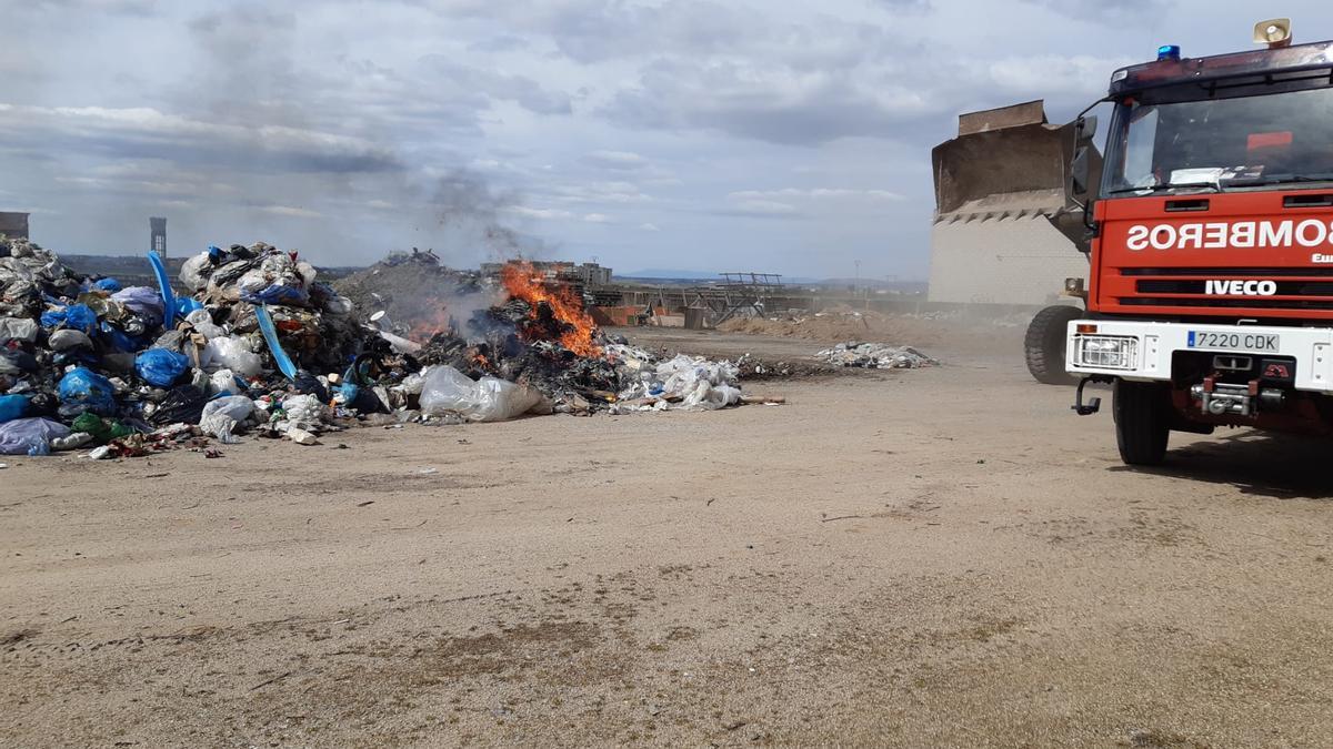 Fuego en la basura que se había recogido en el camión del servicio de recogida de residuos sólidos urbanos. / E. P.