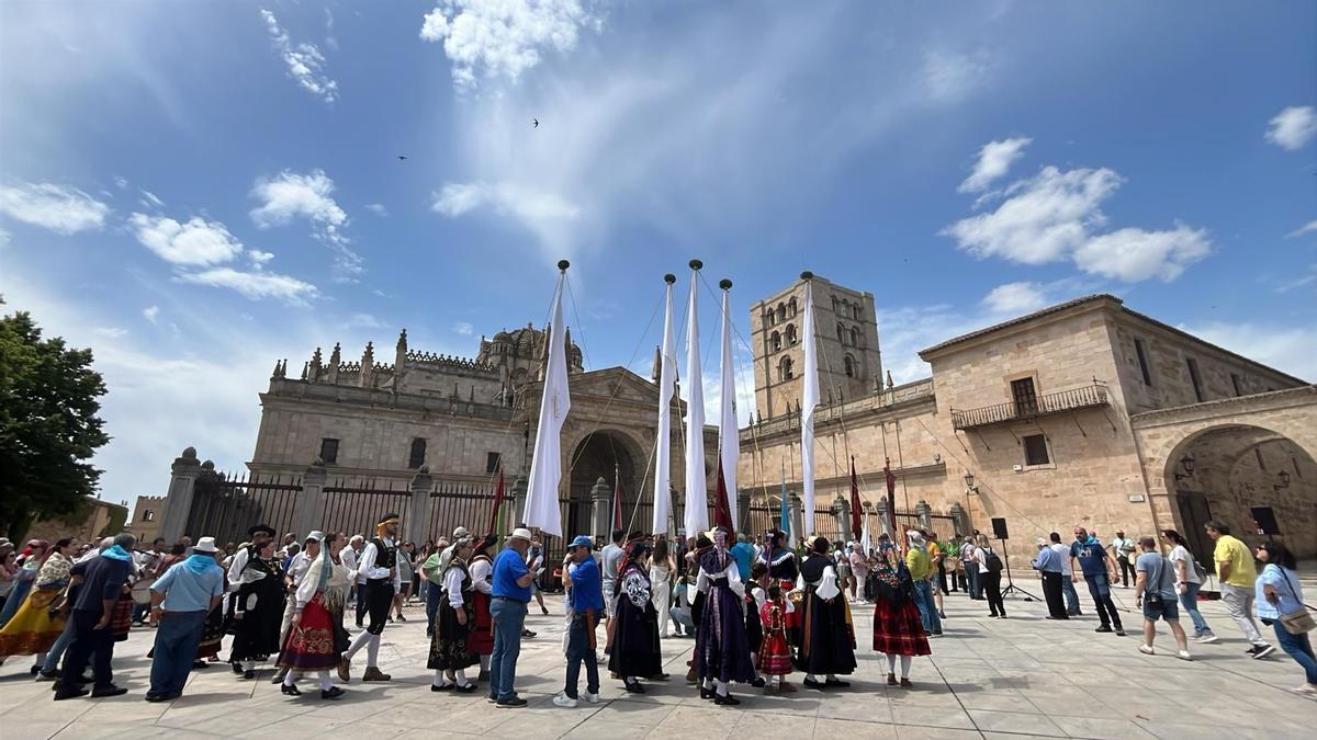 Los pendones a la llegada a la plaza de la Catedral.