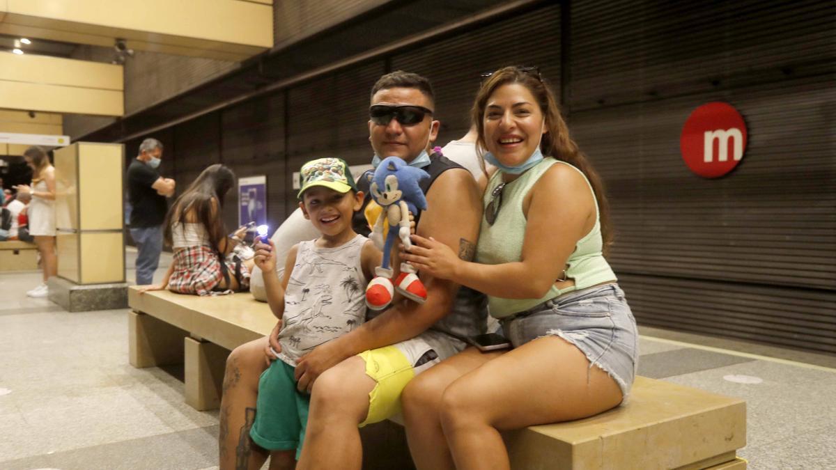 Karen Barbosa junto a su familia esperaban el metro esta mañana.