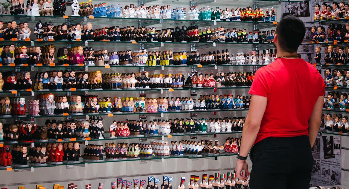 Un turista observa las figuras de la tienda de 'caganers'.