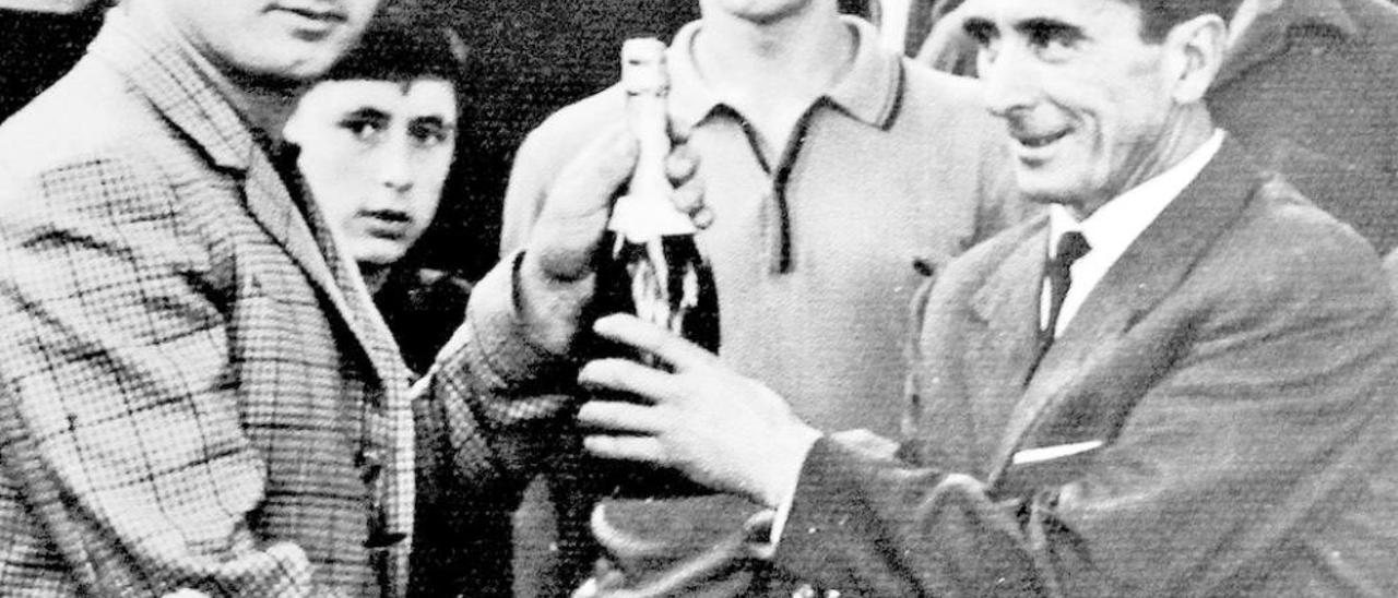 Speroni (a la izquierda), recibiendo un premio del mítico Moro en su etapa como jugador.