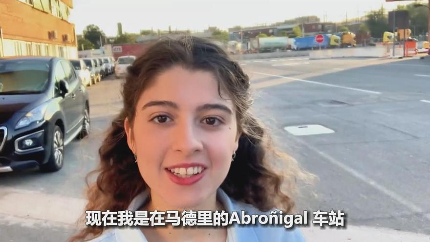 Una chica española experimenta ser "Empleada de Estación de un Día" en el tren ferroviario de carga China-Europa en Madrid
