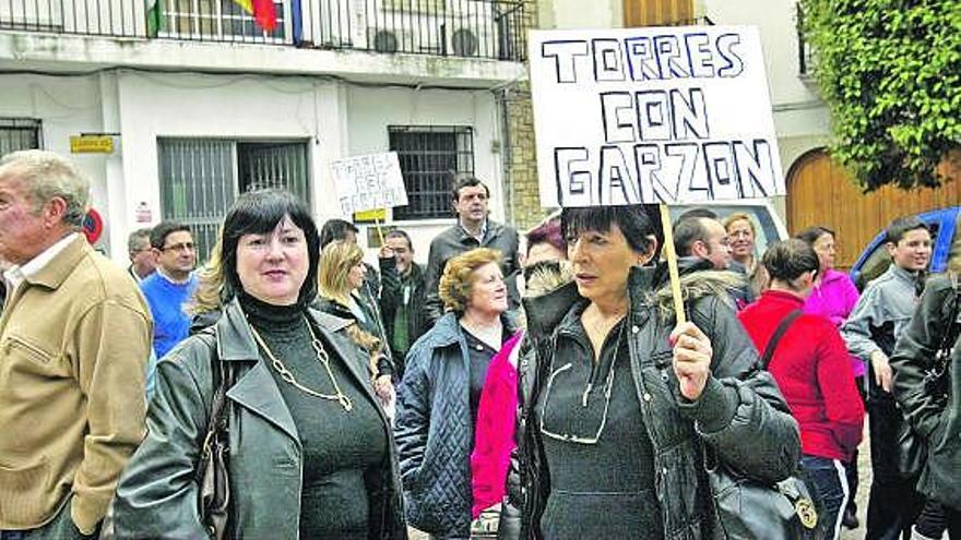 concentración en el pueblo natal. Unos sesenta vecinos de la localidad natal del juez Garzón, Torres  (Jaén), se concentraron ayer en la plaza principal del pueblo para mostrar su apoyo al magistrado y su rechazo a la suspensión cautelar acordada el viernes por el Consejo General del Poder Judicial.