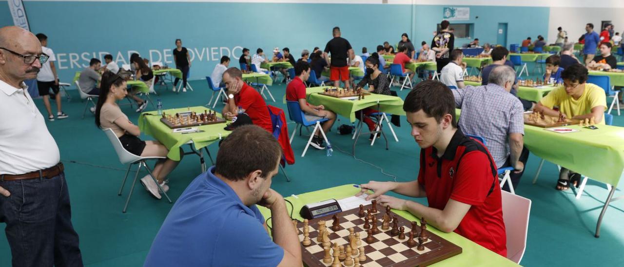 Jugadores de ajedrez, durante la jornada de ayer del torneo «Ciudad de Oviedo». | Luisma Murias