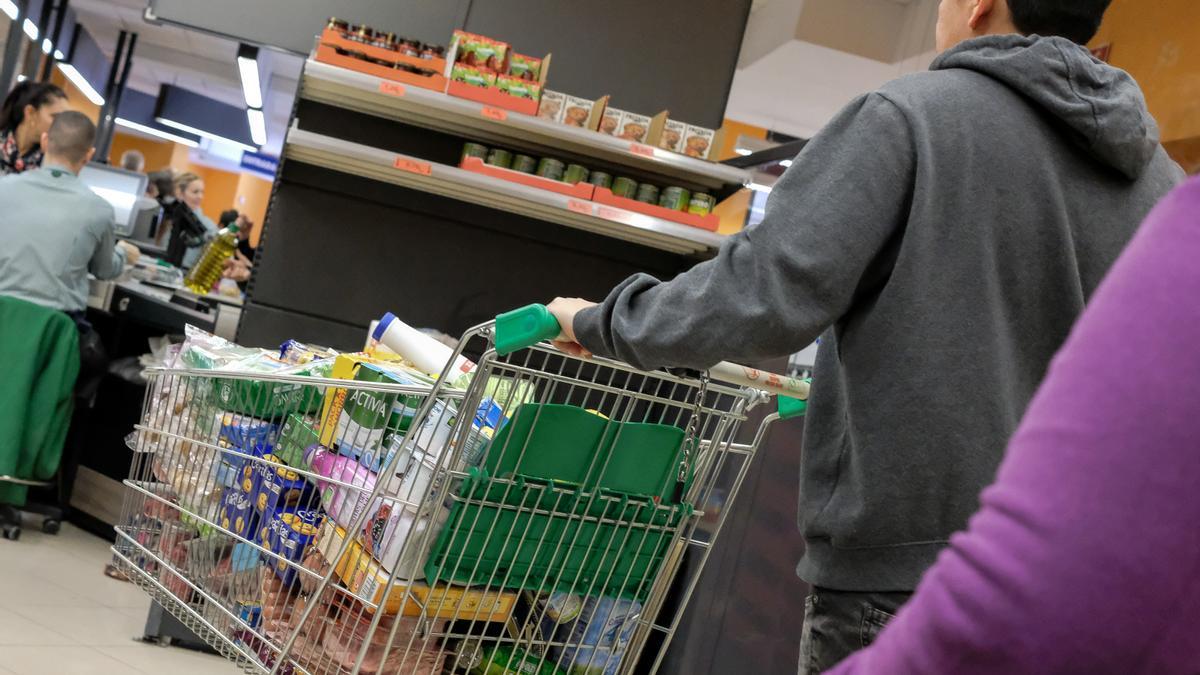 Un cliente realiza la compra en un supermercado.