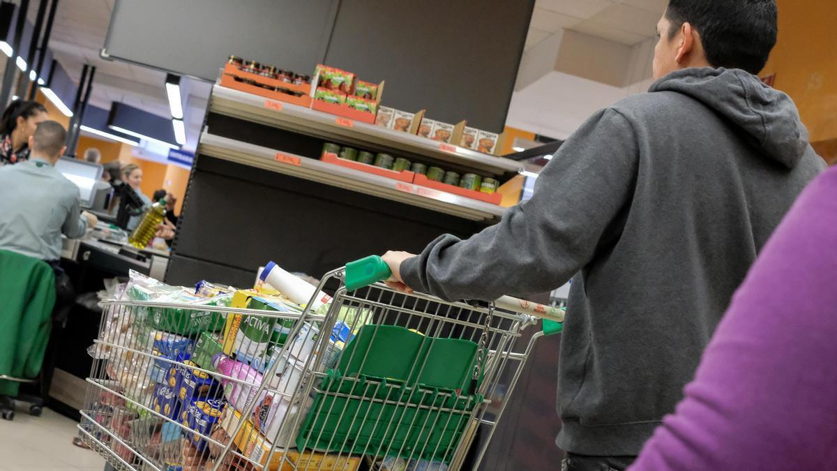 Un cliente realiza la compra en un supermercado.