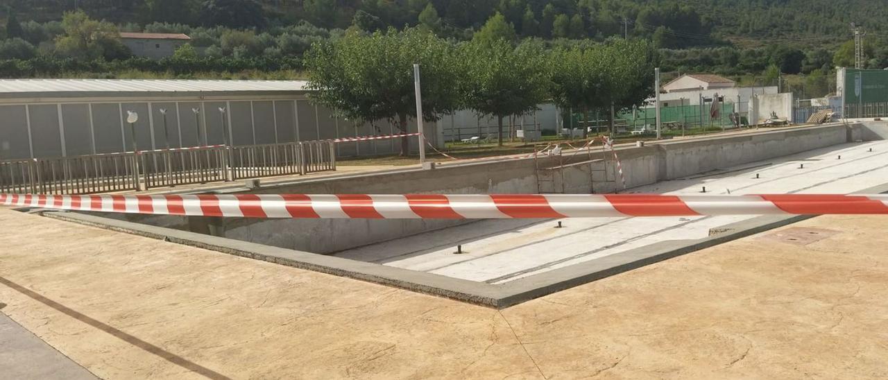 La paralización de las obras retrasa a 2023 la reapertura de la piscina de  Enguera - Levante-EMV