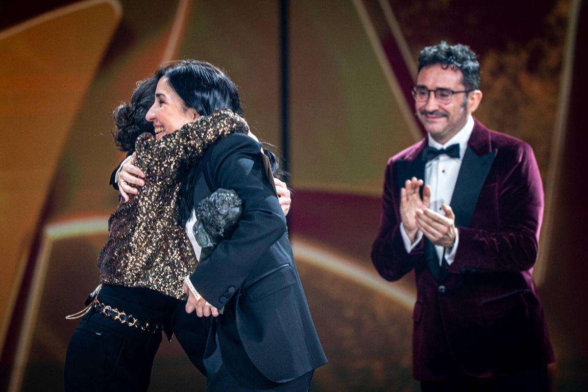 La directora Alauda Ruiz de Azúa recibe el Goya a mejor guión original por su película ´Los domingos´, durante la ceremonia de entrega de los Premios Goya en su 40 edición