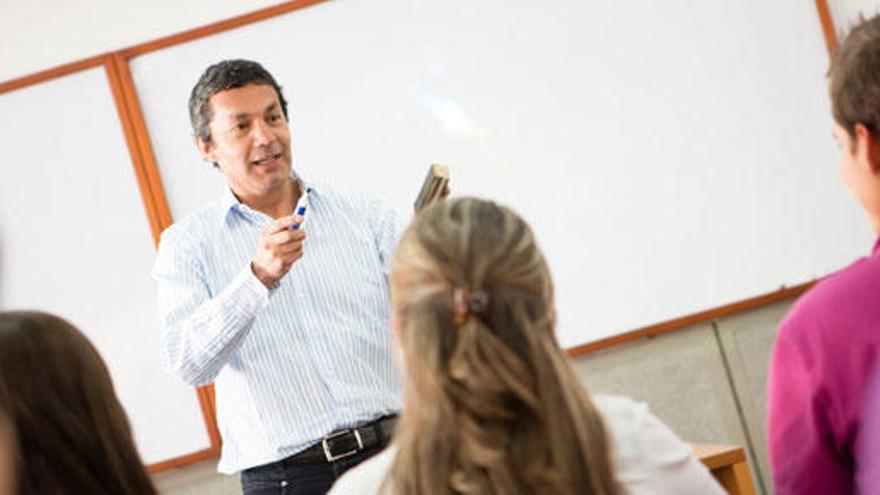 Un profesor da clases en una universidad