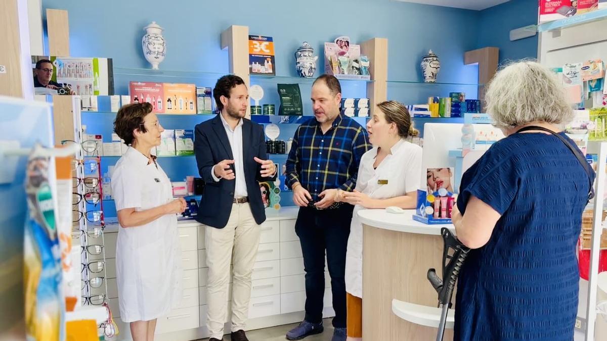 El presidente de la DPH, Isaac Claver, visita la farmacia de La Almunia de San Juan.