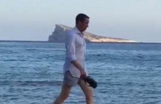 Eduardo Zaplana pasea por la playa de Benidorm tras ser dado de alta