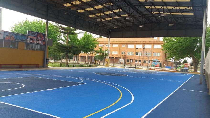 Meliana mejora la pista cubierta de baloncesto