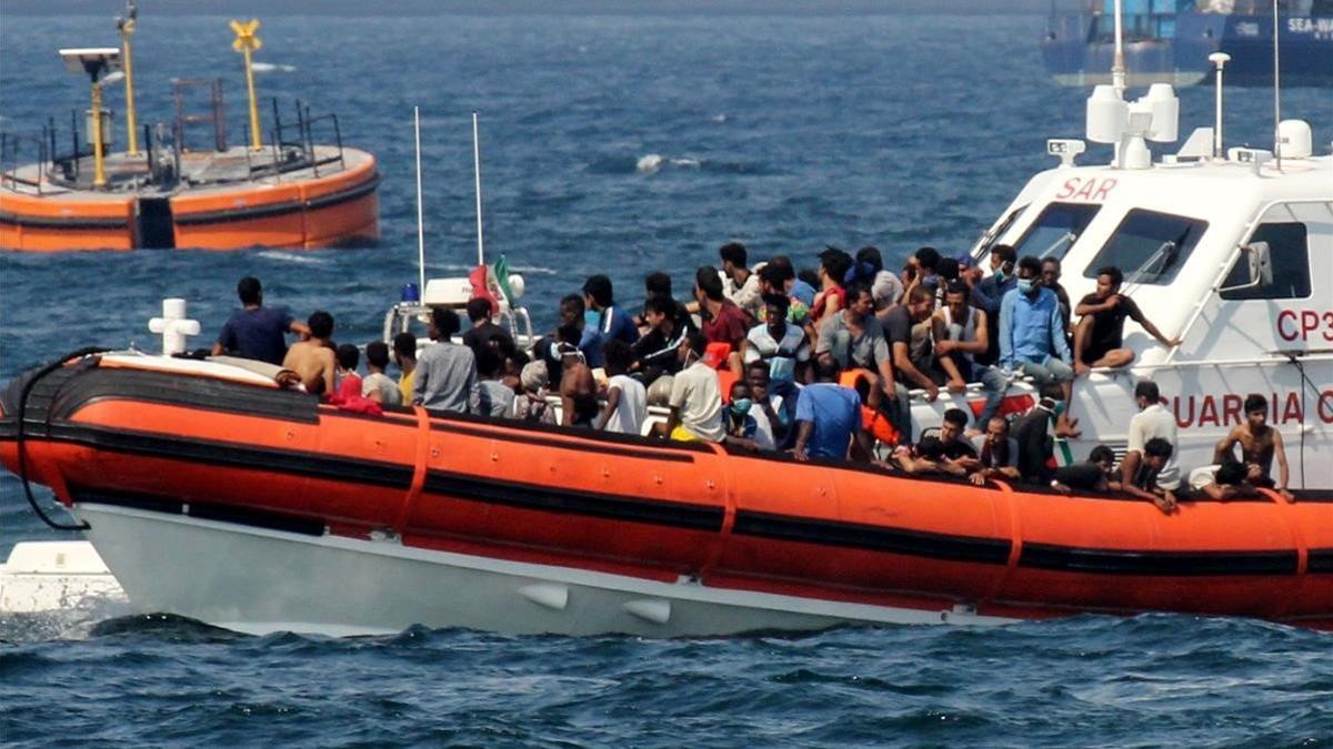 La Guardia Costera italiana transporta a inmigrantes rescatados por la oenegé Open Arms hacia el puerto de Palermo.