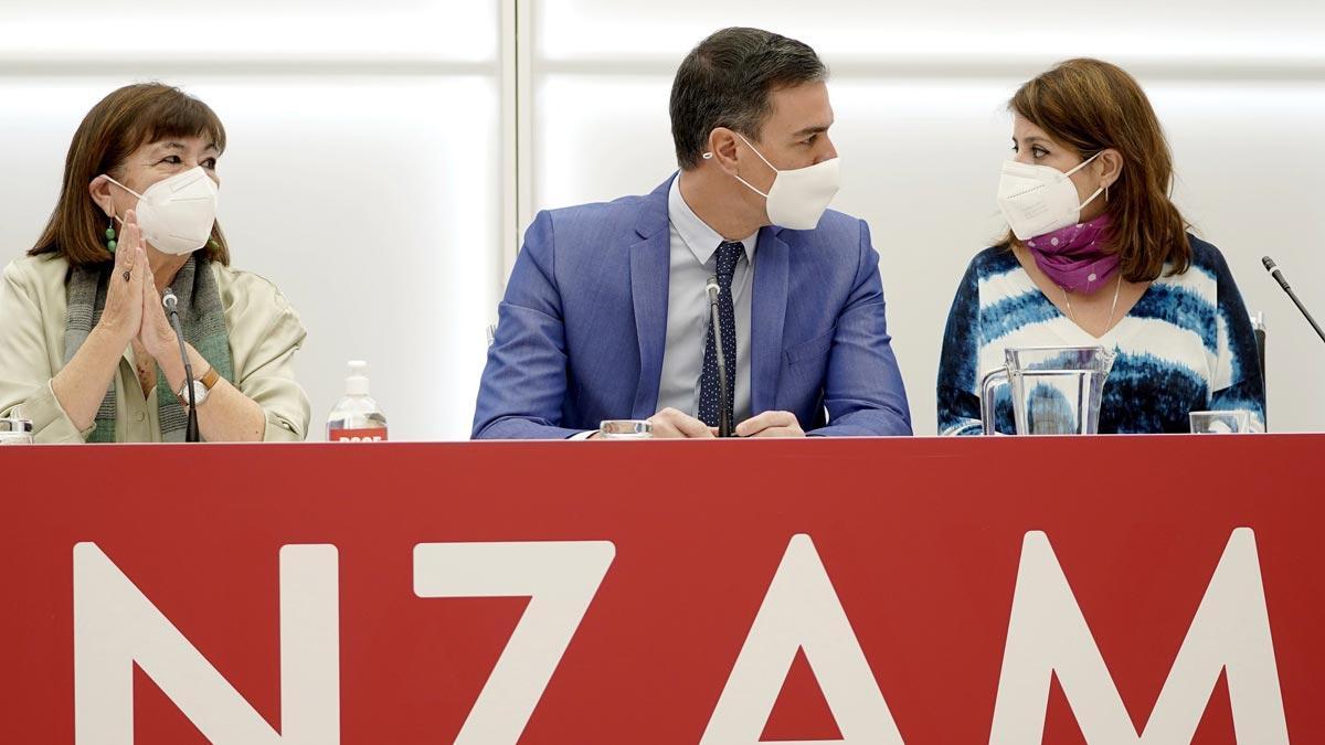 Pedro Sánchez encabeza el comité federal del PSOE en la sede del partido. En la imagen junto a Cristina Narbona y Adriana Lastra.