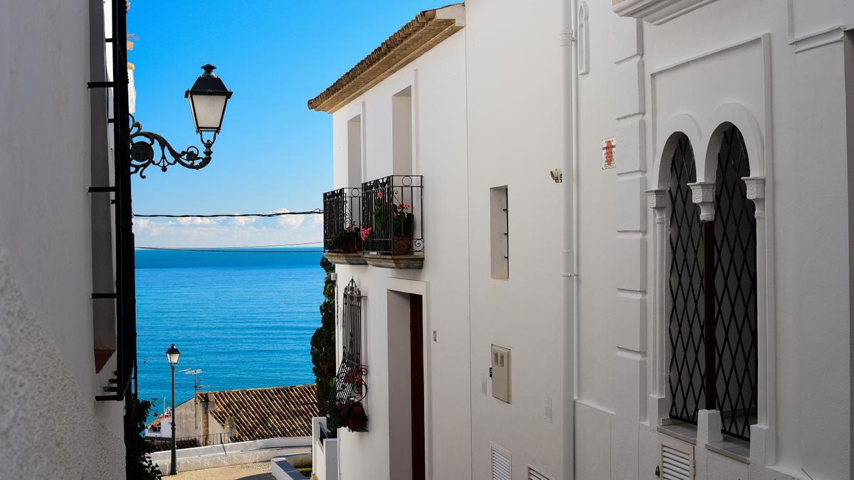 Altea tiene un encanto especial por sus calles empedradas y su icónica cúpula azul.