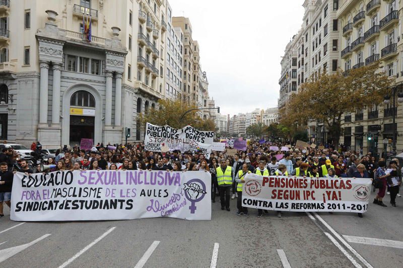 Estudiantes protestan en València contra el machismo en las aulas