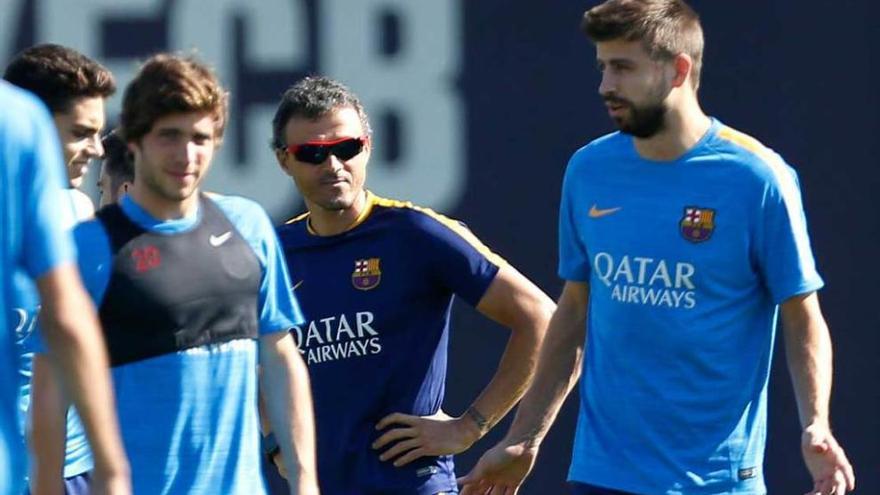 Luis Enrique, durante el entrenamiento de ayer, entre Piqué y Sergi Roberto.