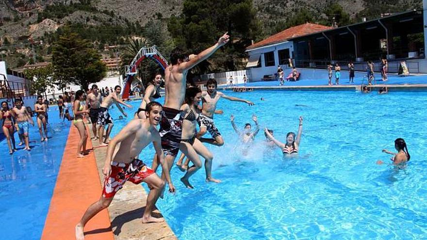 La piscina José Trenzano inauguró ayer la temporada con presencia de numerosos bañistas.