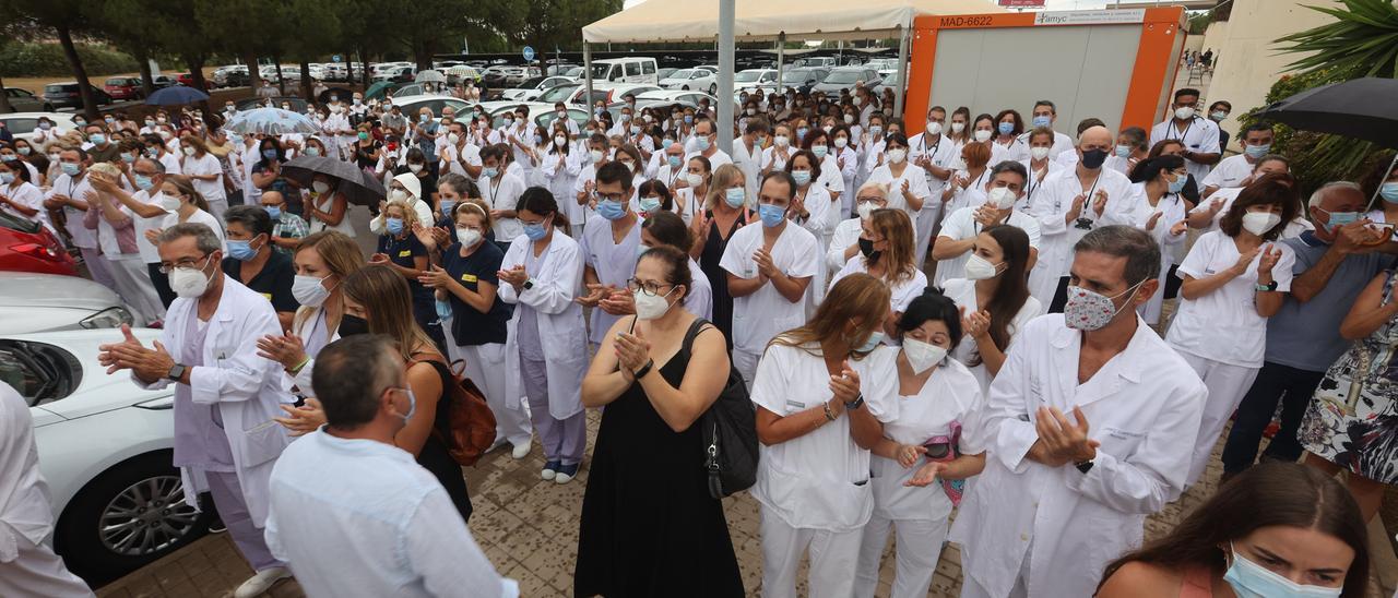 Una primera medida cautelar obligó a permitir la aplicación del ozono, lo que generó protestas en apoyo a los médicos.