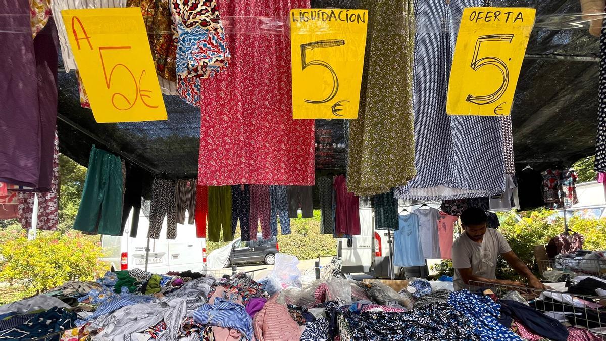 Ofertas a 5 euros en el mercadillo de los martes.