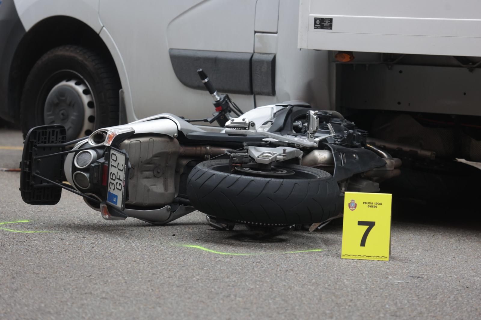 EN IMÁGENES: Un motorista fallece en Oviedo tras un accidente en la calle Fuertes Acevedo