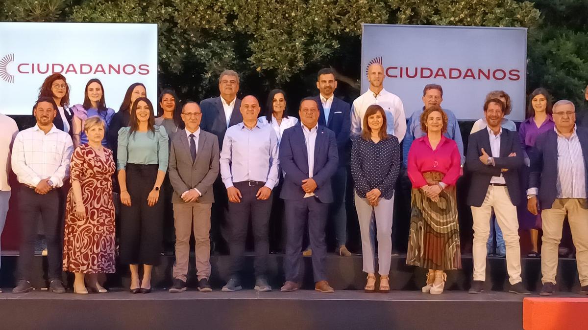 Foto de grupo tras la presentación de la candidatura de Cs en Torrent