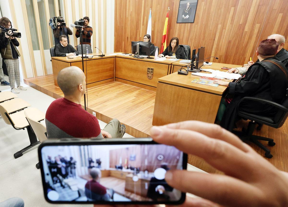 El policía local, de espaldas, en el juicio celebrado por quebrantar la orden de alejamiento con respecto a la denunciante.