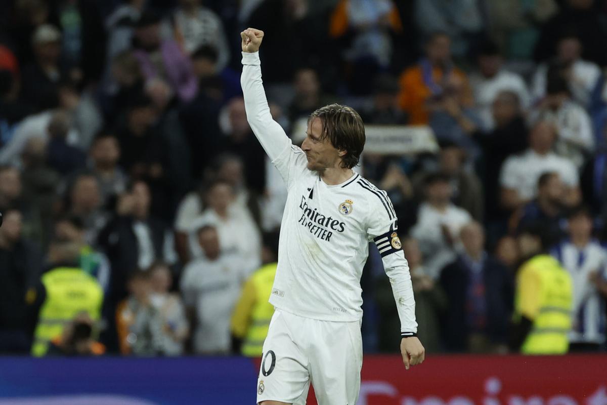 MADRID, 01/04/2025.- El centrocampista del Real Madrid Luka Modric celebra la clasificación para la final, al término del partido de vuelta de las semifinales de la Copa del Rey que Real Madrid y Real Sociedad han disputado hoy martes en el estadio Santiago Bernabéu. EFE/Juanjo Martín. real madrid . real sociedad. copa del rey 2024/2025 real madrid . real sociedad. semifinal vuelta. accion. santiago bernabeu