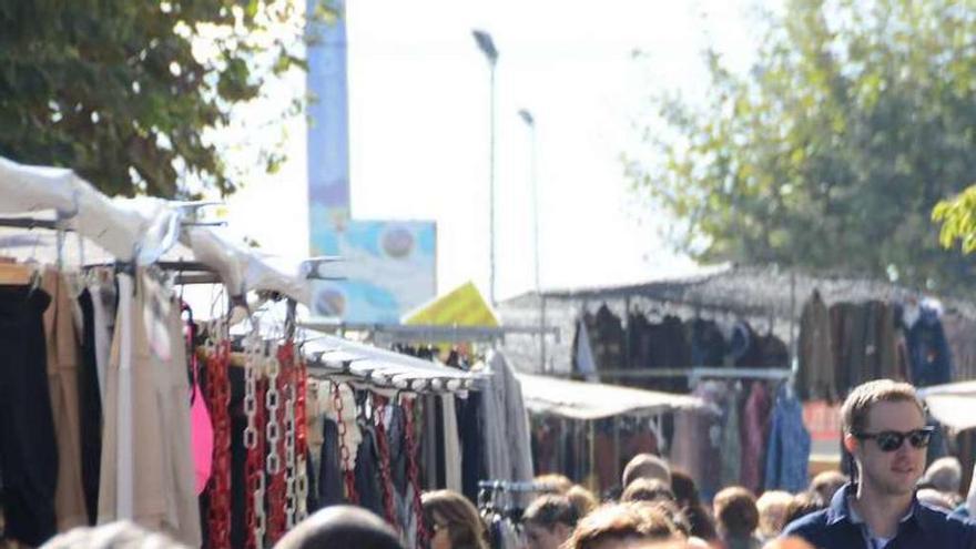 Había mucho ambiente en el mercadillo de ayer. // Gonzalo Nüñez