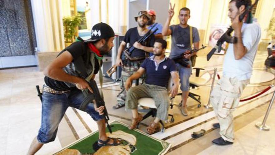 Los rebeldes celebran la toma de Trípoli