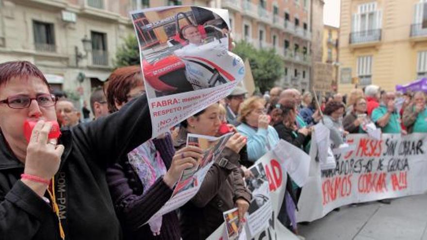 Los trabajadores sociales, discapacitados y sus familias en la protesta ante el Palau de la Generalitat.